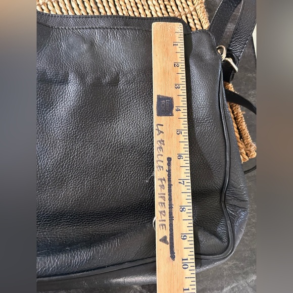 Danier genuine leather fold over bag - Picture 13 of 13